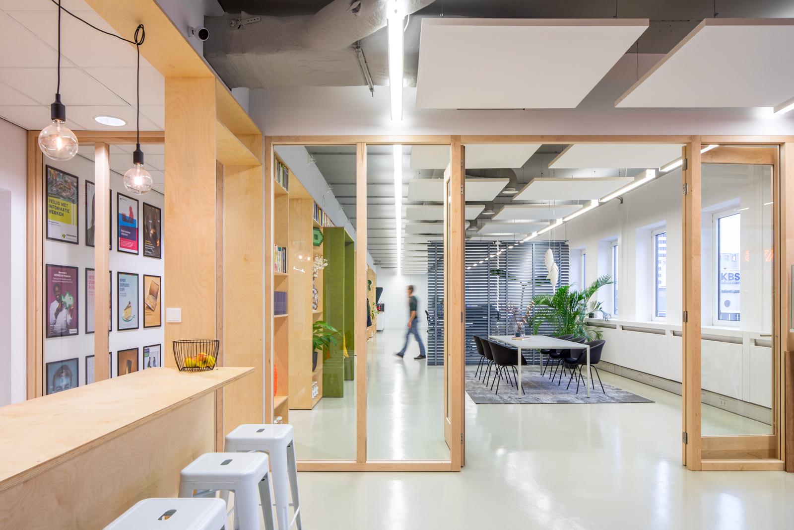 https://www.heyligersarchitects.nl/wp-content/uploads/2021/10/Awareways_Utrecht_Heyligers_interieur_kantoor_office_04_WoutervanderSar_architect_04.jpg