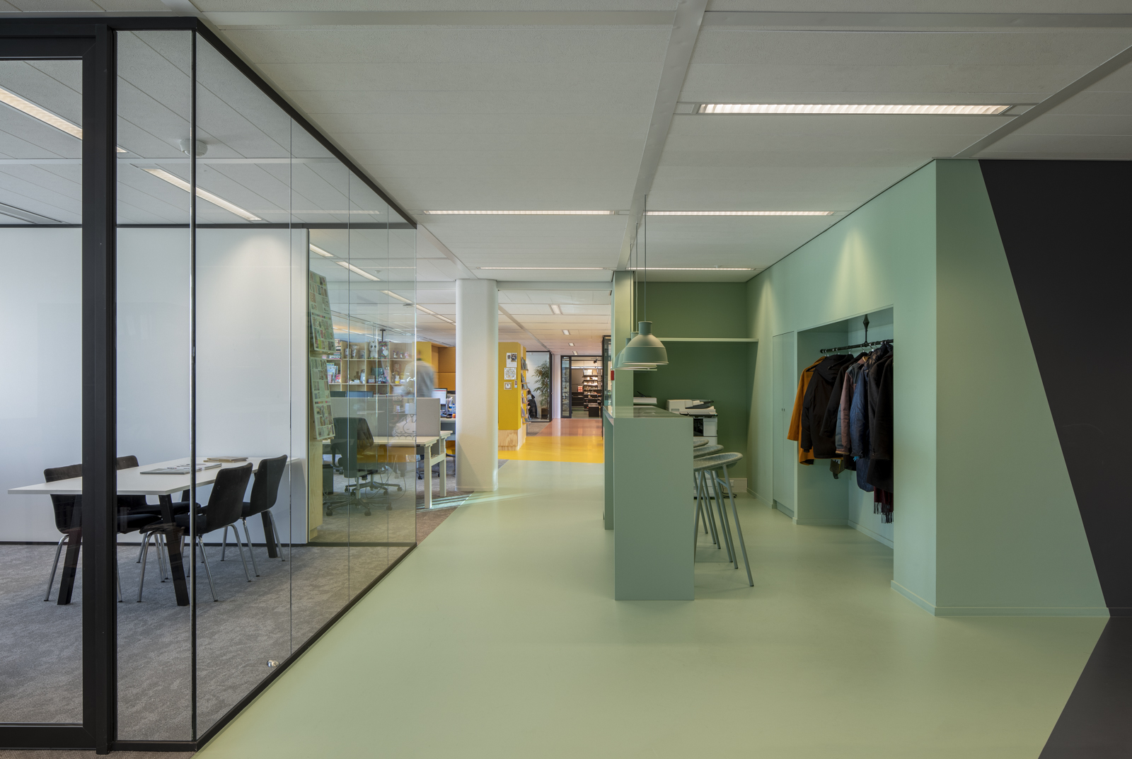 https://www.heyligersarchitects.nl/wp-content/uploads/2021/10/Bruna_03_interieur_heyligers_architect_kantoor_office_design_WoutervanderSar_19112100-32.jpg