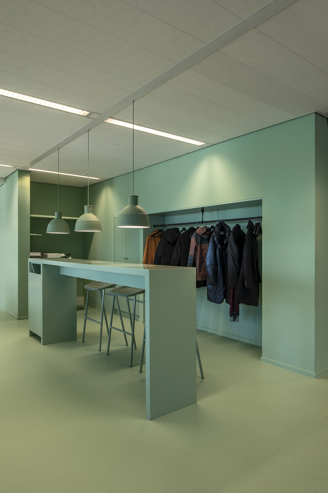 https://www.heyligersarchitects.nl/wp-content/uploads/2021/10/Bruna_04_interieur_heyligers_architect_kantoor_office_design_WoutervanderSar_19112100-33.jpg