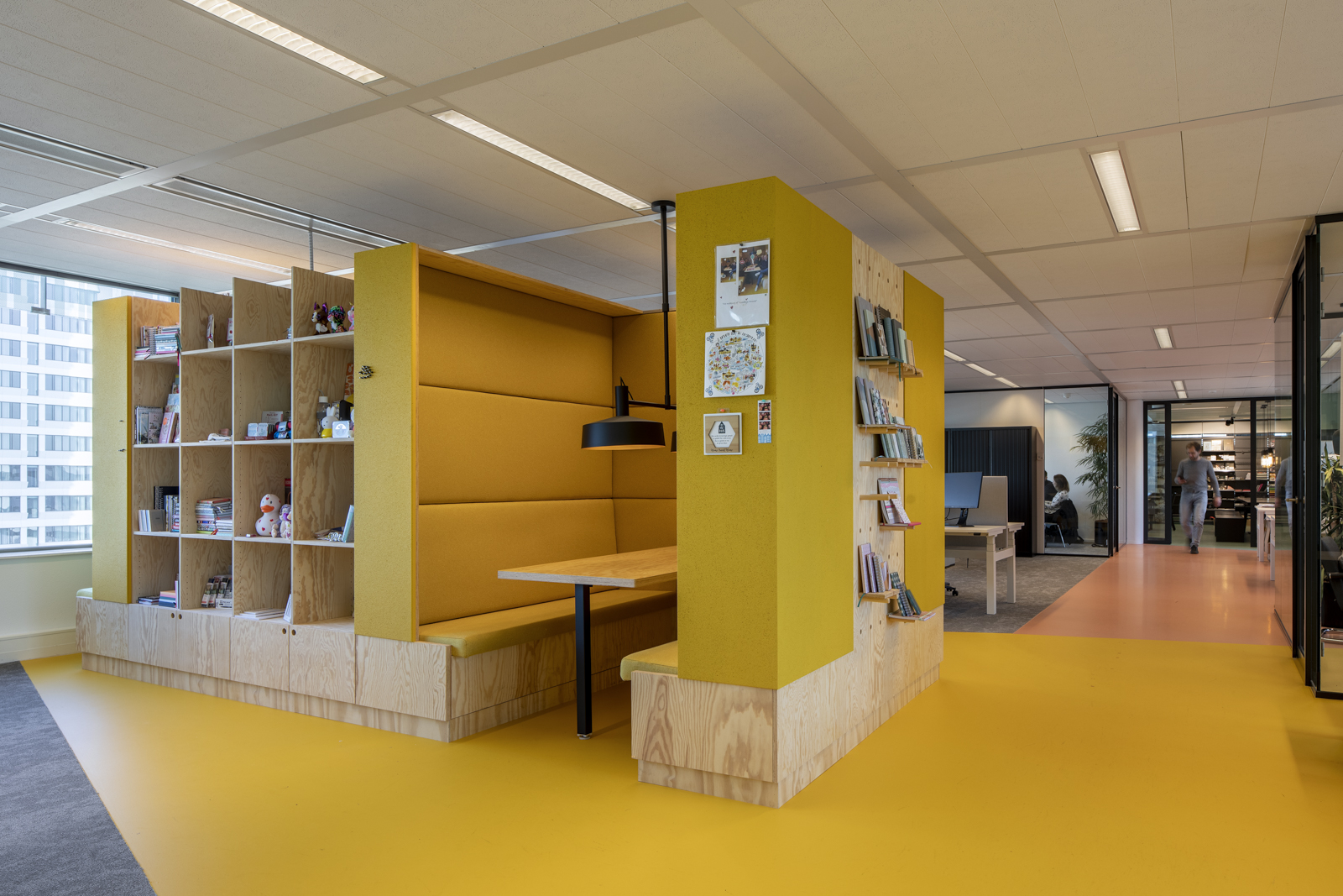 https://www.heyligersarchitects.nl/wp-content/uploads/2021/10/Bruna_06_interieur_heyligers_architect_kantoor_office_design_WoutervanderSar_19112100-35.jpg