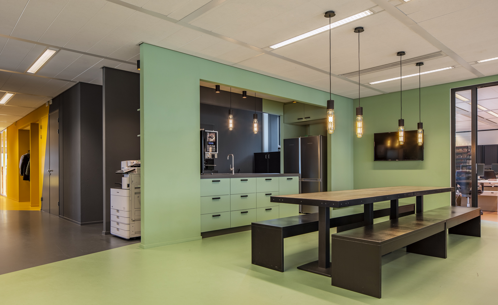 https://www.heyligersarchitects.nl/wp-content/uploads/2021/10/Bruna_07_interieur_heyligers_architect_kantoor_office_design_WoutervanderSar_19112100-36-1.jpg