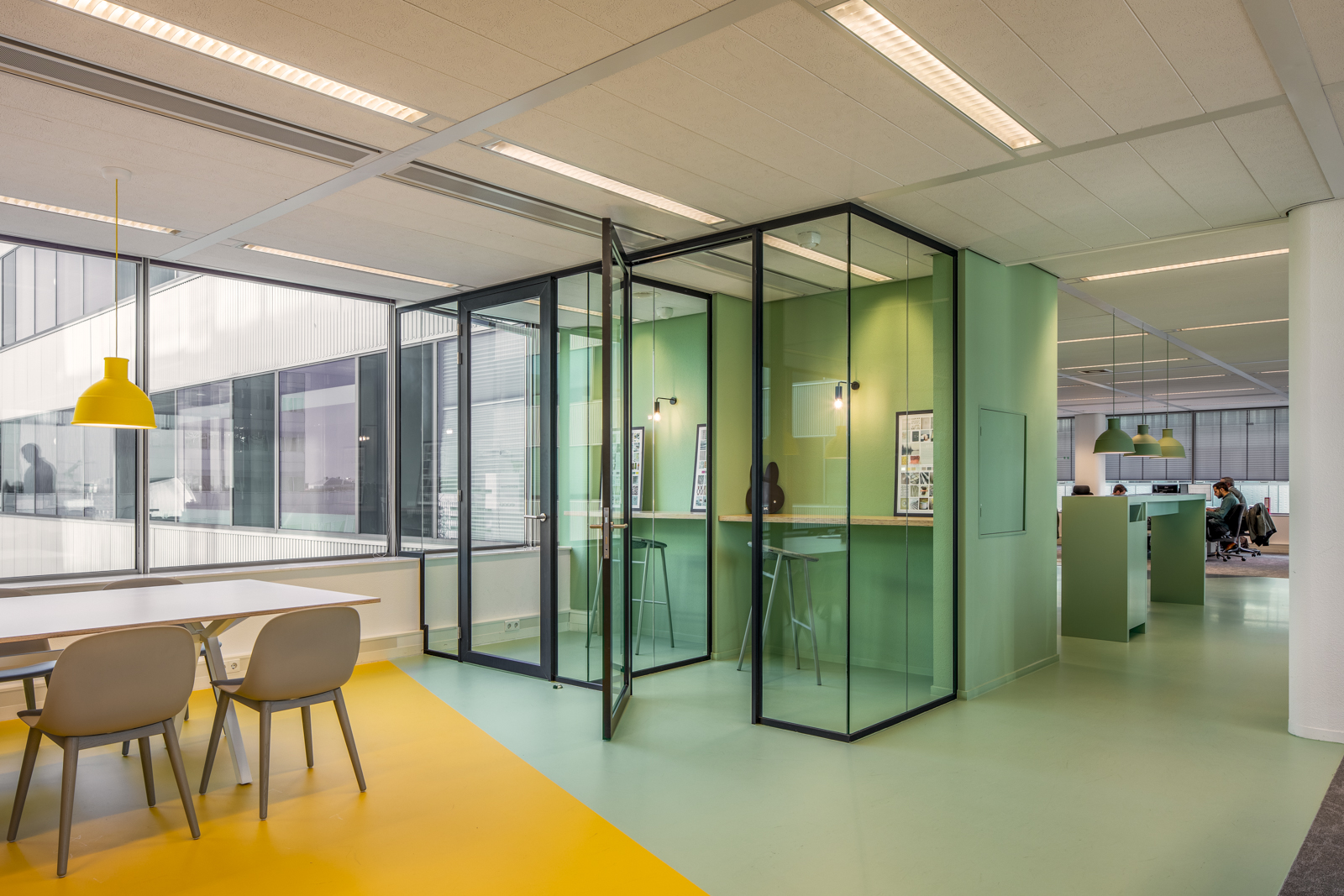 https://www.heyligersarchitects.nl/wp-content/uploads/2021/10/Bruna_08_interieur_heyligers_architect_kantoor_office_design_WoutervanderSar_19112100-37.jpg