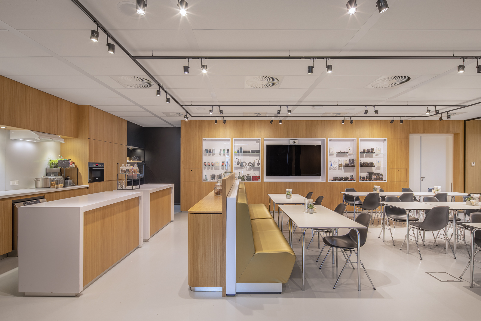 https://www.heyligersarchitects.nl/wp-content/uploads/2021/10/Heyligers_Amsterdam_interieur_kantoor_Sony_Hoofddorp_WoutervanderSar_19041300-01.jpg