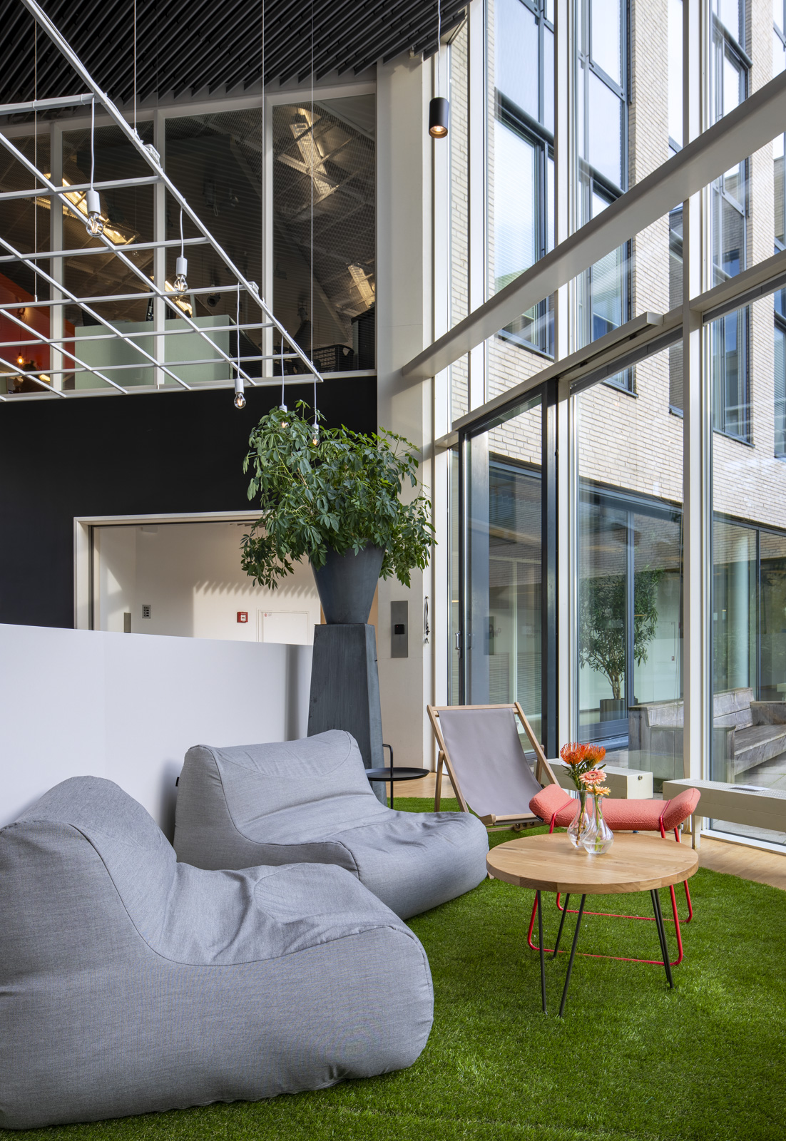 https://www.heyligersarchitects.nl/wp-content/uploads/2021/10/Heyligers_interieur_kantoor_office_interior_DDB_Unlimited_Amstelveen_WoutervanderSar_12.jpg