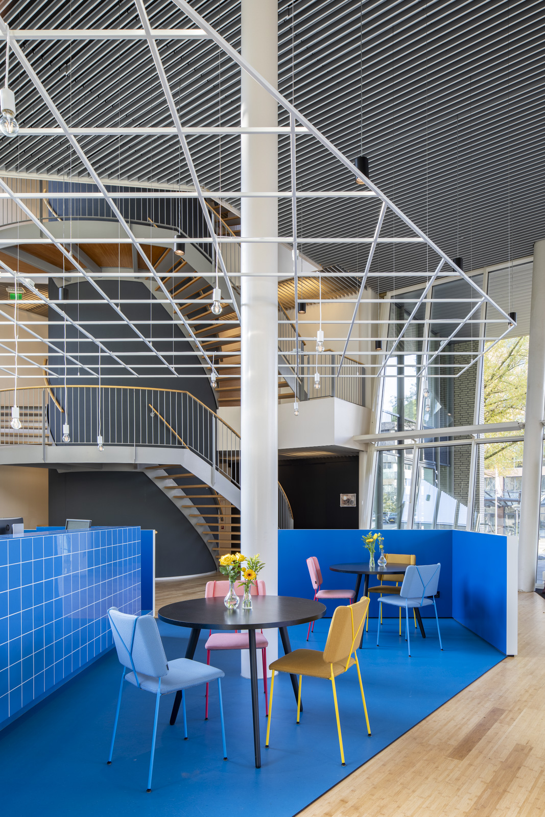 https://www.heyligersarchitects.nl/wp-content/uploads/2021/10/Heyligers_interieur_kantoor_office_interior_DDB_Unlimited_Amstelveen_WoutervanderSar_16.jpg