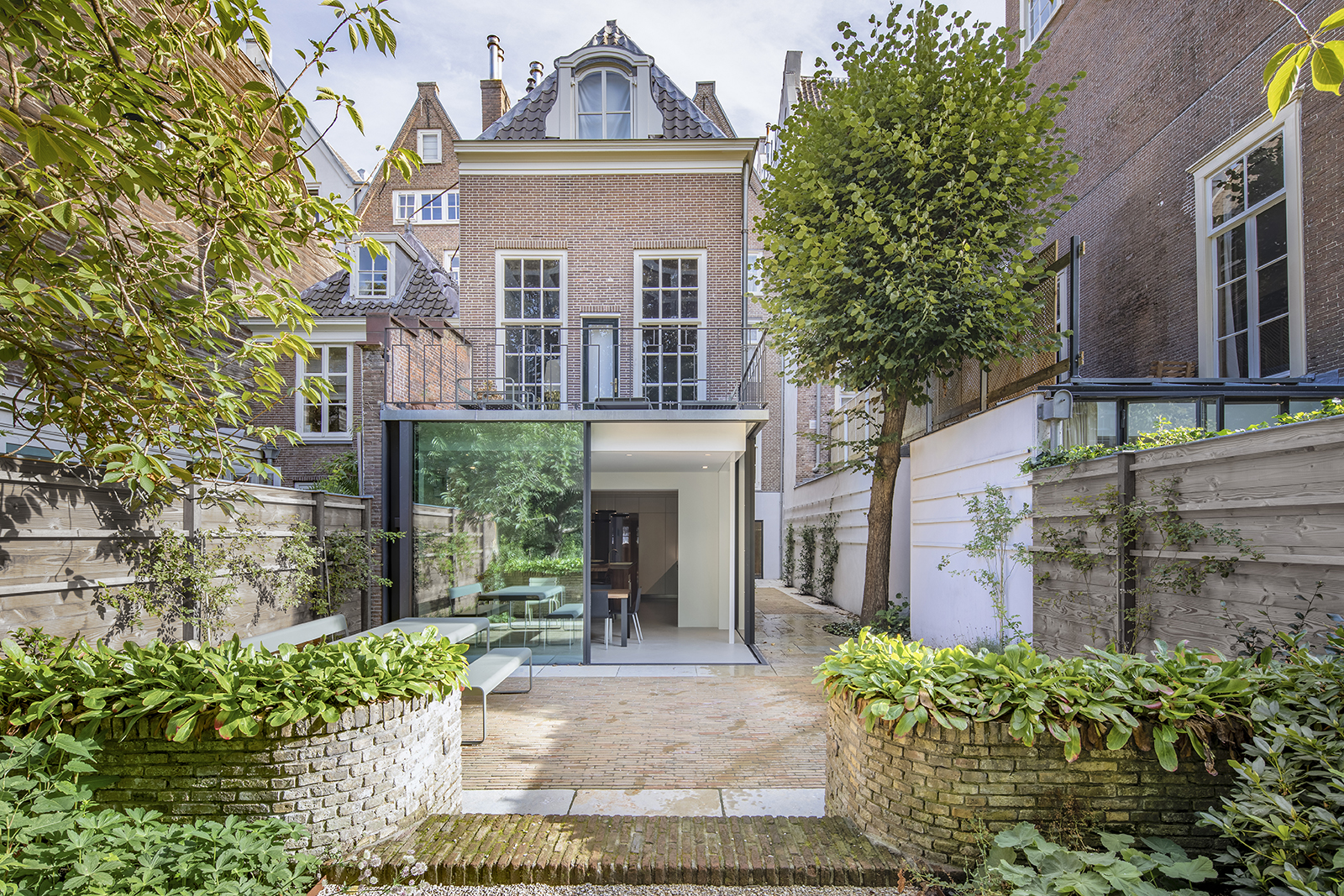 https://www.heyligersarchitects.nl/wp-content/uploads/2021/10/Heyligers_interieur_woonhuis_grachtenpand_architect_WoutervanderSar_canalhouse-01.jpg