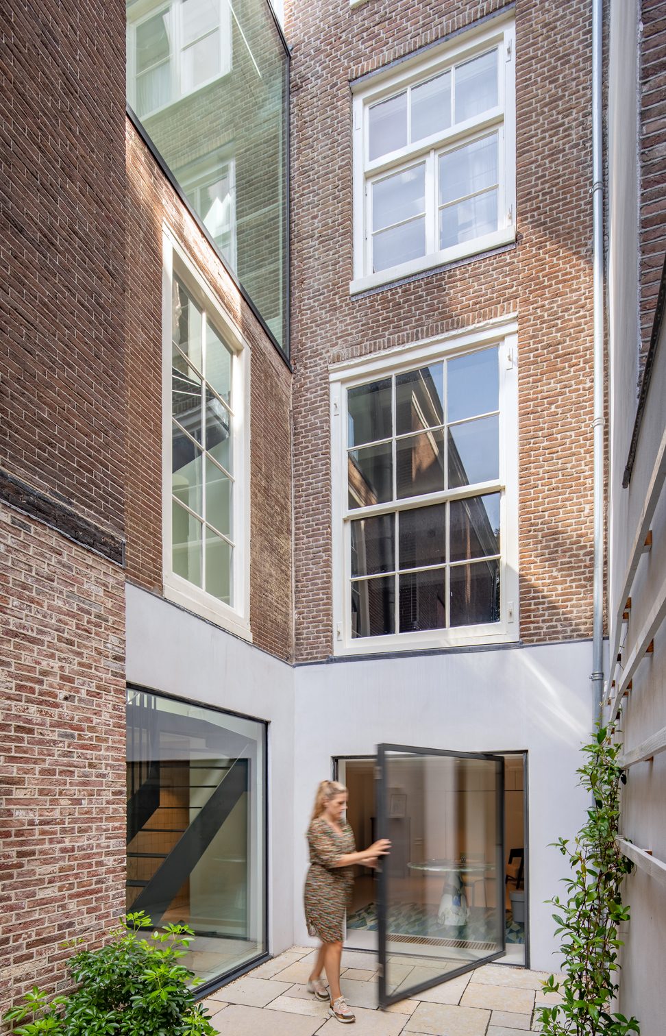 https://www.heyligersarchitects.nl/wp-content/uploads/2021/10/Heyligers_interieur_woonhuis_grachtenpand_architect_WoutervanderSar_canalhouse-11-e1600179071419.jpg