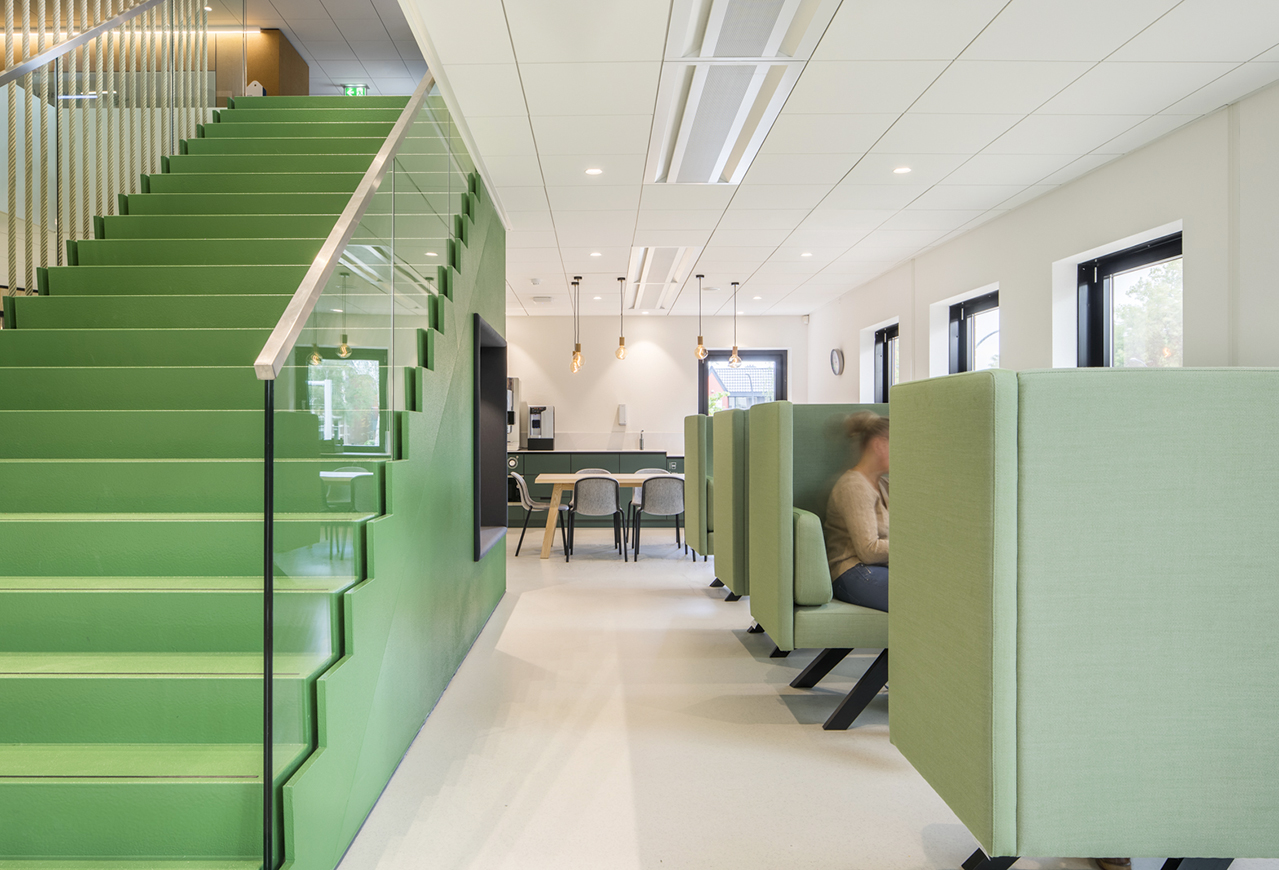 https://www.heyligersarchitects.nl/wp-content/uploads/2021/10/Kantoor-Office-Interieurarchitectuur-design-Heyligers-05.jpg