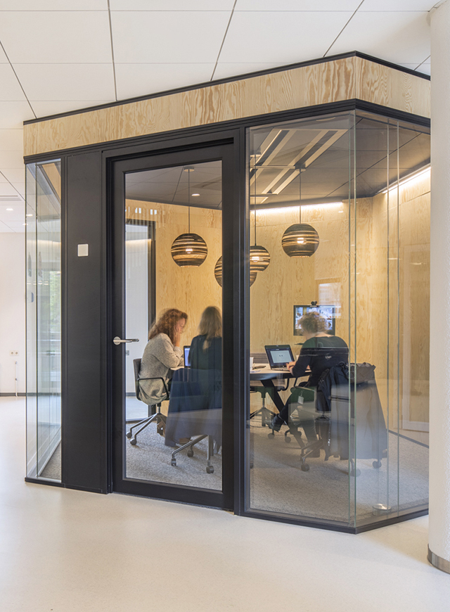 https://www.heyligersarchitects.nl/wp-content/uploads/2021/10/Kantoor-Office-Interieurarchitectuur-design-Heyligers-08.jpg