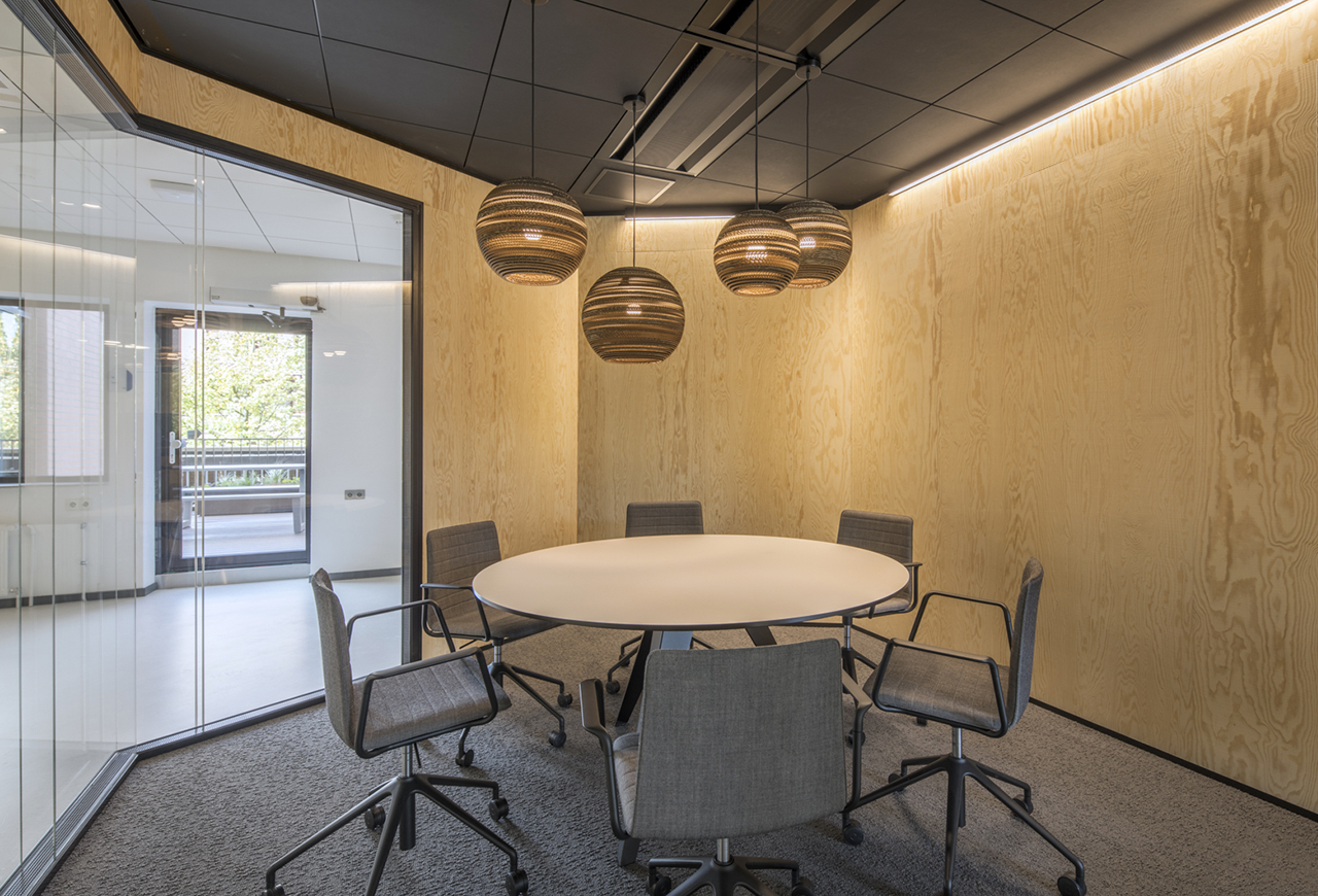 https://www.heyligersarchitects.nl/wp-content/uploads/2021/10/Kantoor-Office-Interieurarchitectuur-design-Heyligers-09.jpg