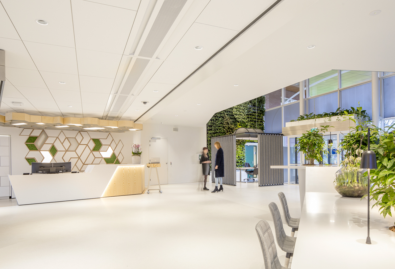 https://www.heyligersarchitects.nl/wp-content/uploads/2021/10/Kantoor-Office-Interieurarchitectuur-design-Menzis-Wageningen-Heyligers-01.jpg