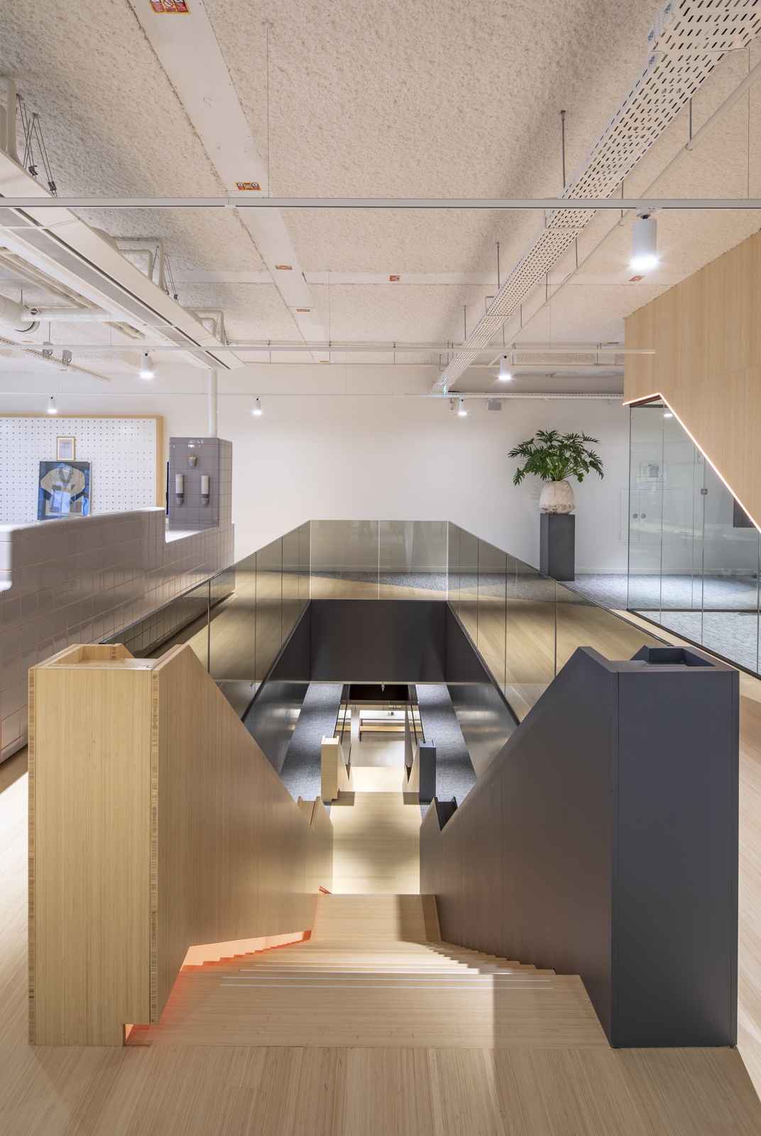 https://www.heyligersarchitects.nl/wp-content/uploads/2021/10/OPTI01_24_Heyligers_interieur_office_kantoor_WoutervanderSar_interior_architect-_WoutervanderSar_100112-26-1.jpg