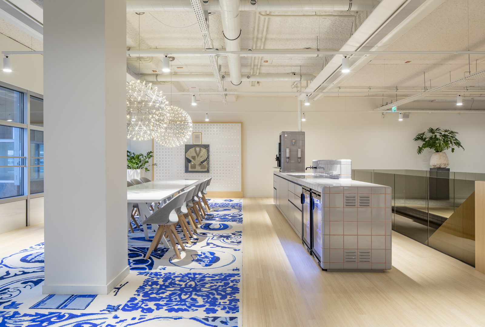 https://www.heyligersarchitects.nl/wp-content/uploads/2021/10/OPTI01_25_Heyligers_interieur_office_kantoor_WoutervanderSar_interior_architect-_WoutervanderSar_100112-27-1.jpg