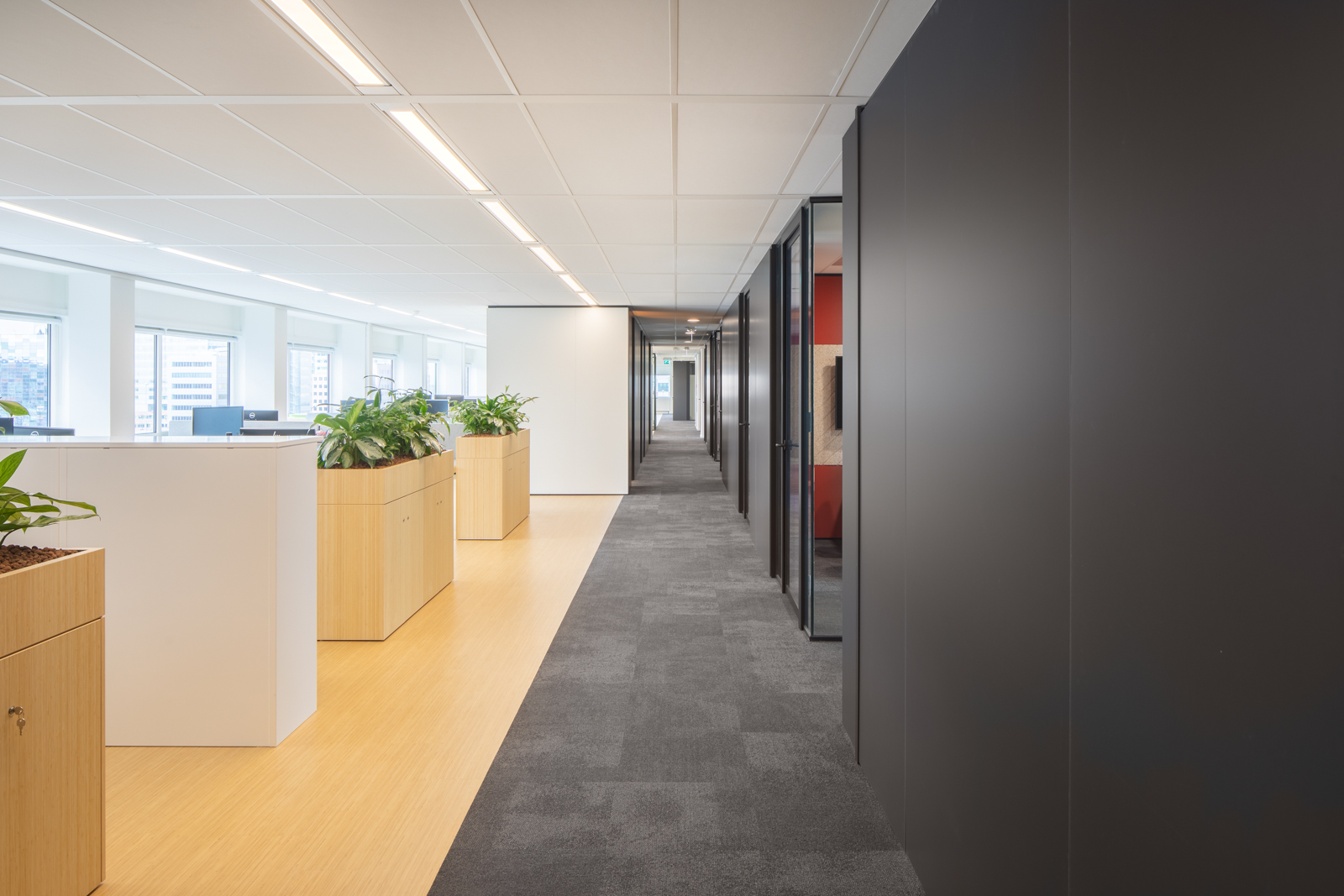 https://www.heyligersarchitects.nl/wp-content/uploads/2021/10/Pearson_Amsterdam_Heyligers_kantoor_interieur_architect__WoutervanderSar_21033100-09.jpg