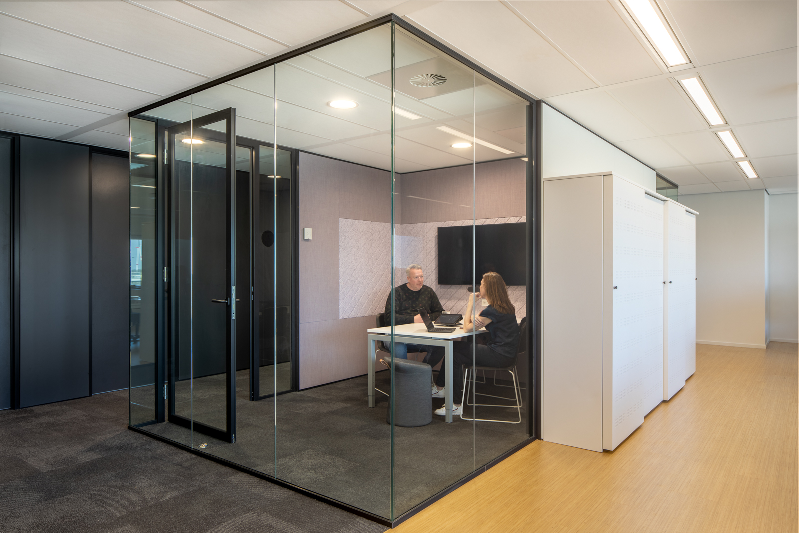 https://www.heyligersarchitects.nl/wp-content/uploads/2021/10/Pearson_Amsterdam_Heyligers_kantoor_interieur_architect__WoutervanderSar_21033100-14.jpg