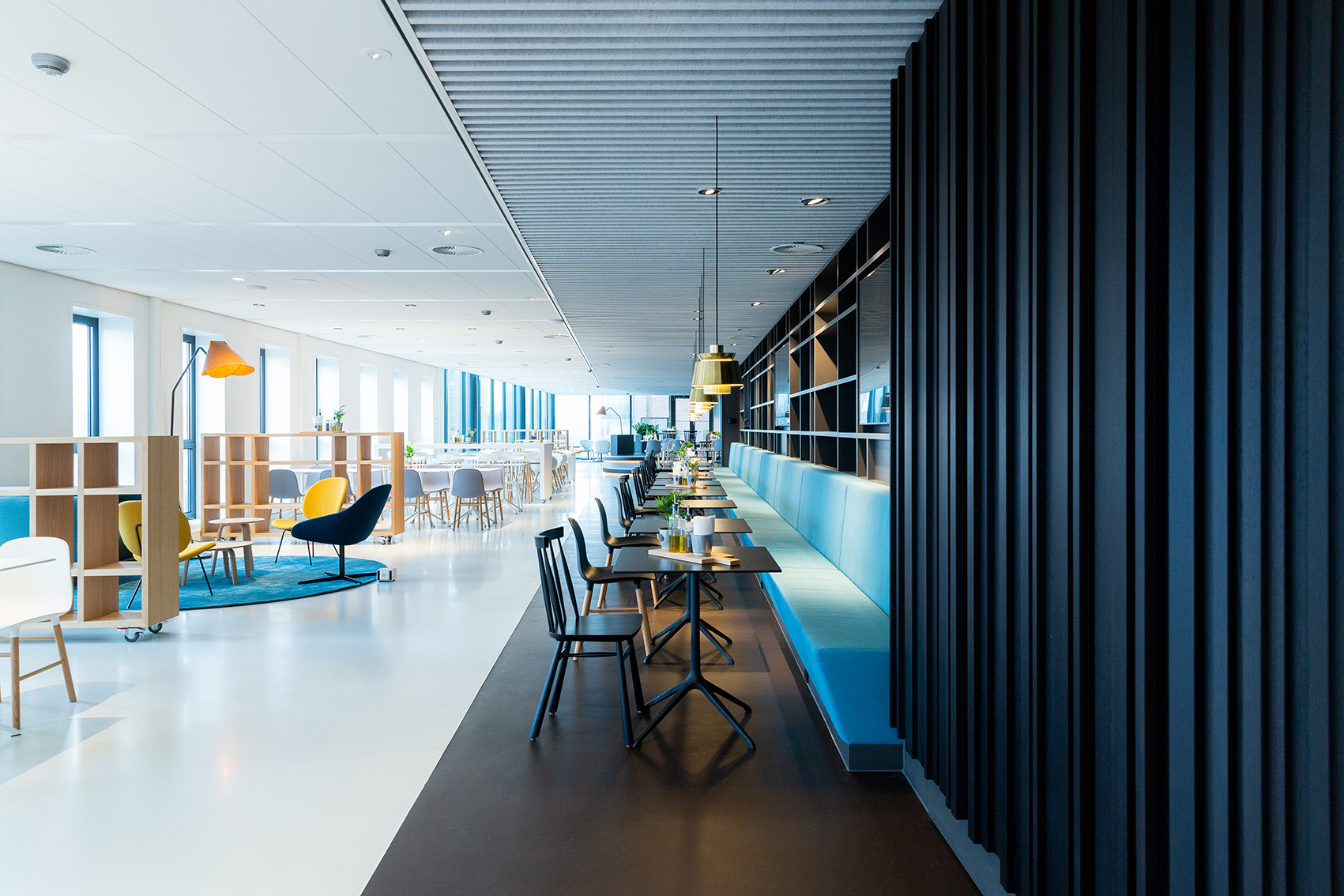 https://www.heyligersarchitects.nl/wp-content/uploads/2021/10/kantoor_Heyligers-Architectuur-Interieur_06_Rotterdam_M.Debrichy_AON_vastgoed-10.jpg
