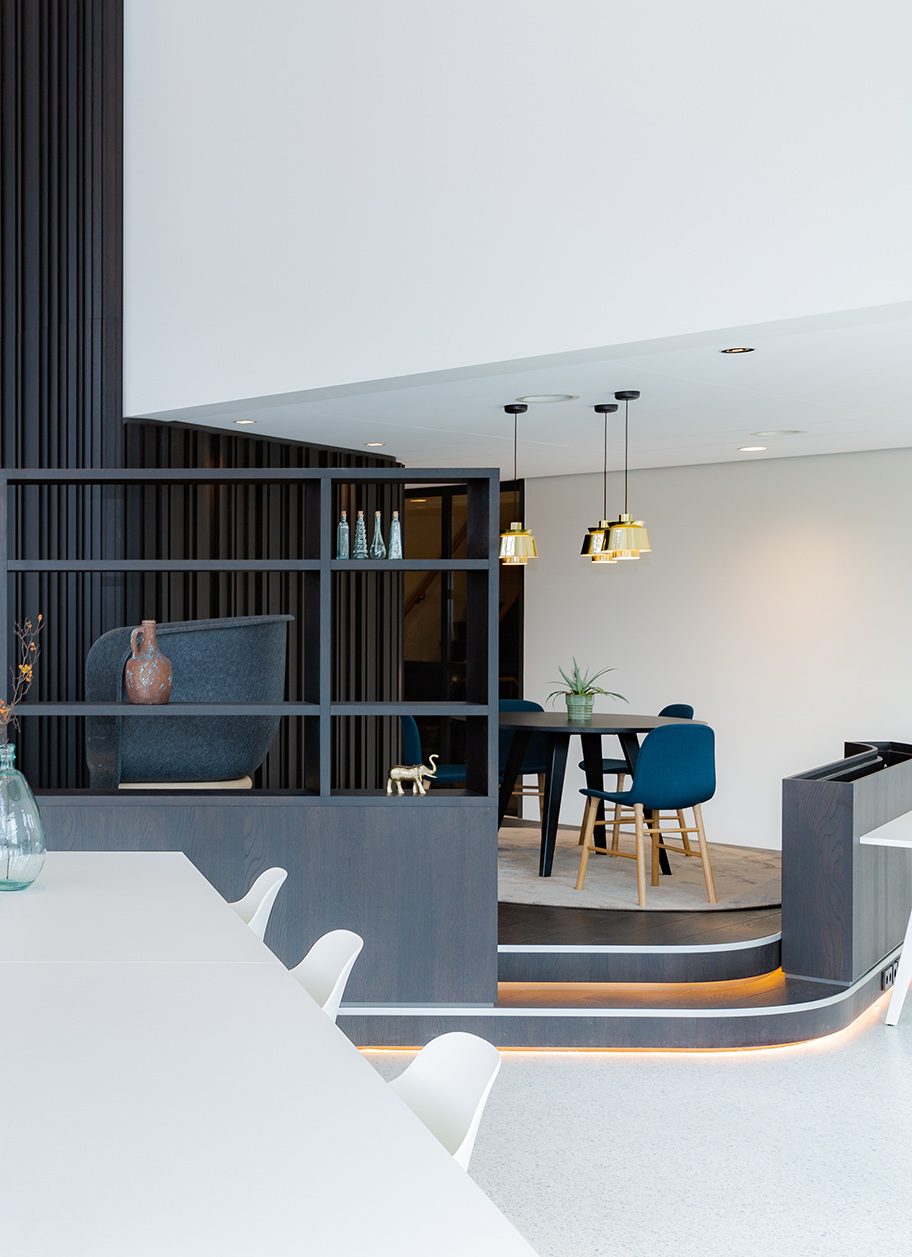 https://www.heyligersarchitects.nl/wp-content/uploads/2021/10/kantoor_Heyligers-Architectuur-Interieur_13_Rotterdam_M.Debrichy_AON_vastgoed-e1554725046716.jpg