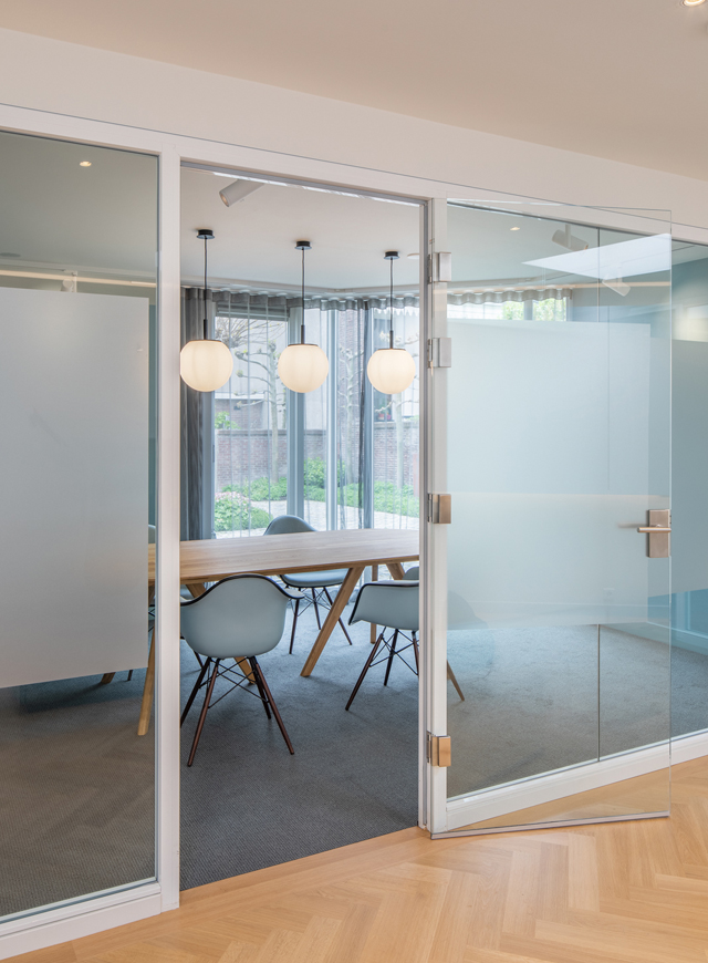https://www.heyligersarchitects.nl/wp-content/uploads/2021/10/wijnstael-kantoor-office-concept-interior-interieur-heyligers-08.jpg