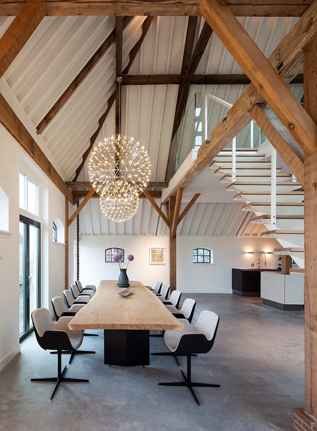 https://www.heyligersarchitects.nl/wp-content/uploads/2021/12/Renovatie-woonboerderij-monument-interieur-Heyligers-renovation-monumental-farmhouse-interior-design-02.jpg