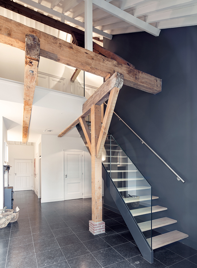 https://www.heyligersarchitects.nl/wp-content/uploads/2021/12/Renovatie-woonboerderij-monument-interieur-Heyligers-renovation-monumental-farmhouse-interior-design-11.jpg