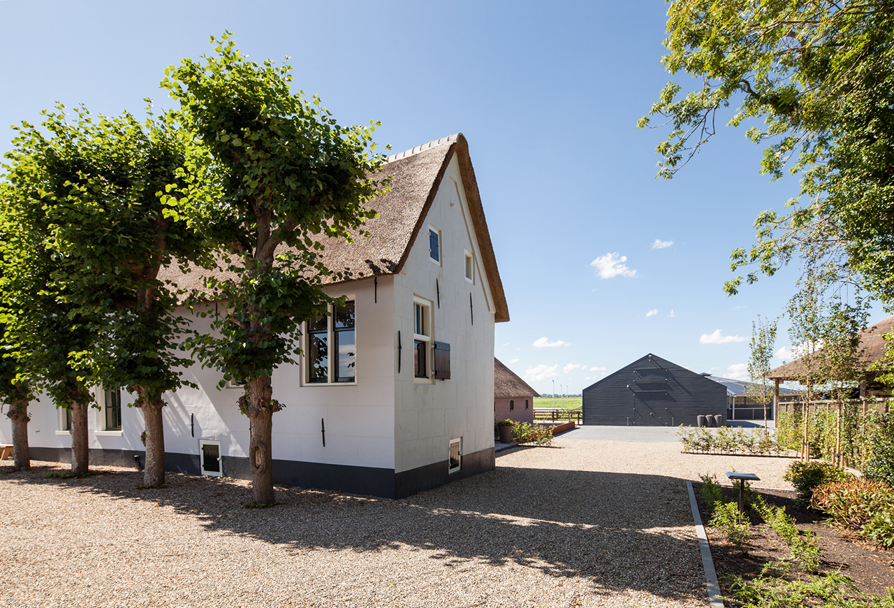 https://www.heyligersarchitects.nl/wp-content/uploads/2021/12/Renovatie-woonboerderij-monument-interieur-Heyligers-renovation-monumental-farmhouse-interior-design-17.jpg