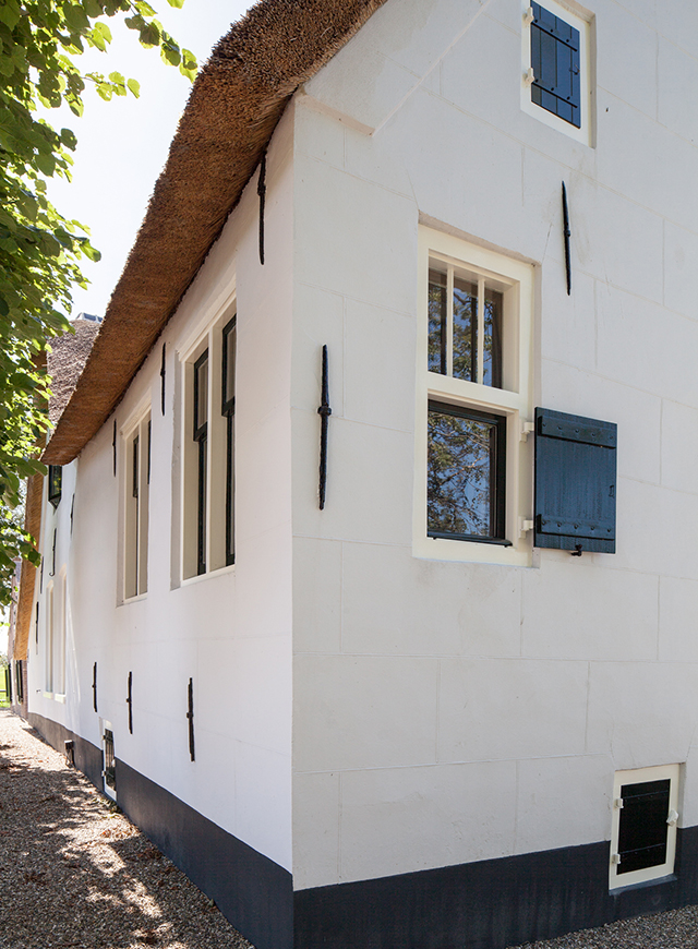 https://www.heyligersarchitects.nl/wp-content/uploads/2021/12/Renovatie-woonboerderij-monument-interieur-Heyligers-renovation-monumental-farmhouse-interior-design-18-1.jpg