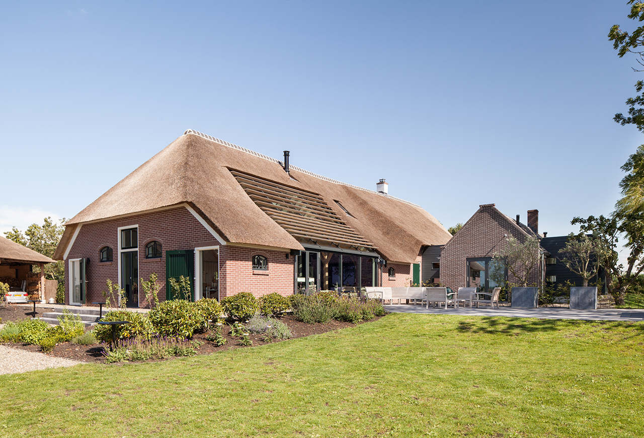 https://www.heyligersarchitects.nl/wp-content/uploads/2021/12/Renovatie-woonboerderij-monument-interieur-Heyligers-renovation-monumental-farmhouse-interior-design-20.jpg