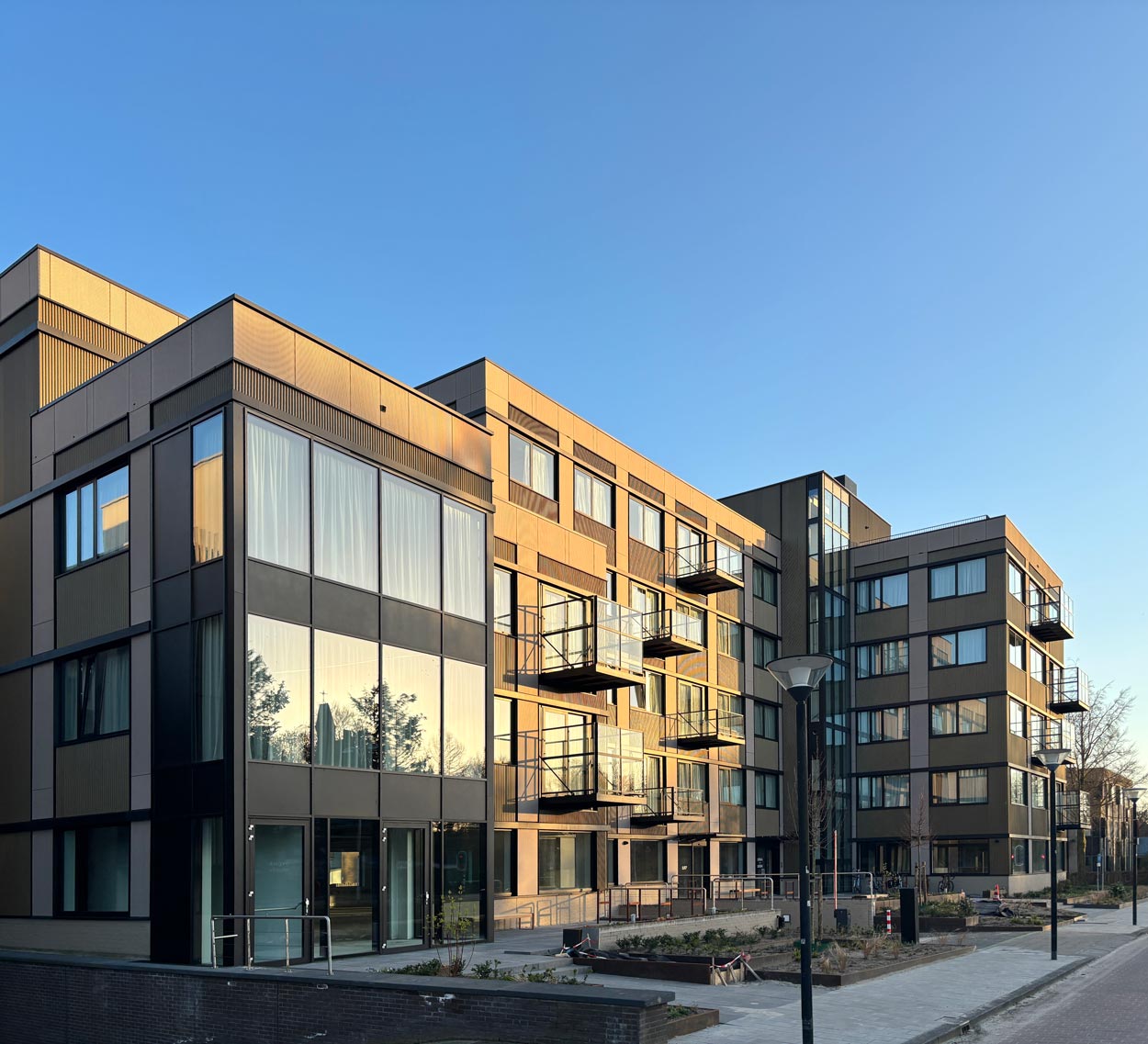 https://www.heyligersarchitects.nl/wp-content/uploads/2023/10/1BHSTAD-linksvoor2.jpg