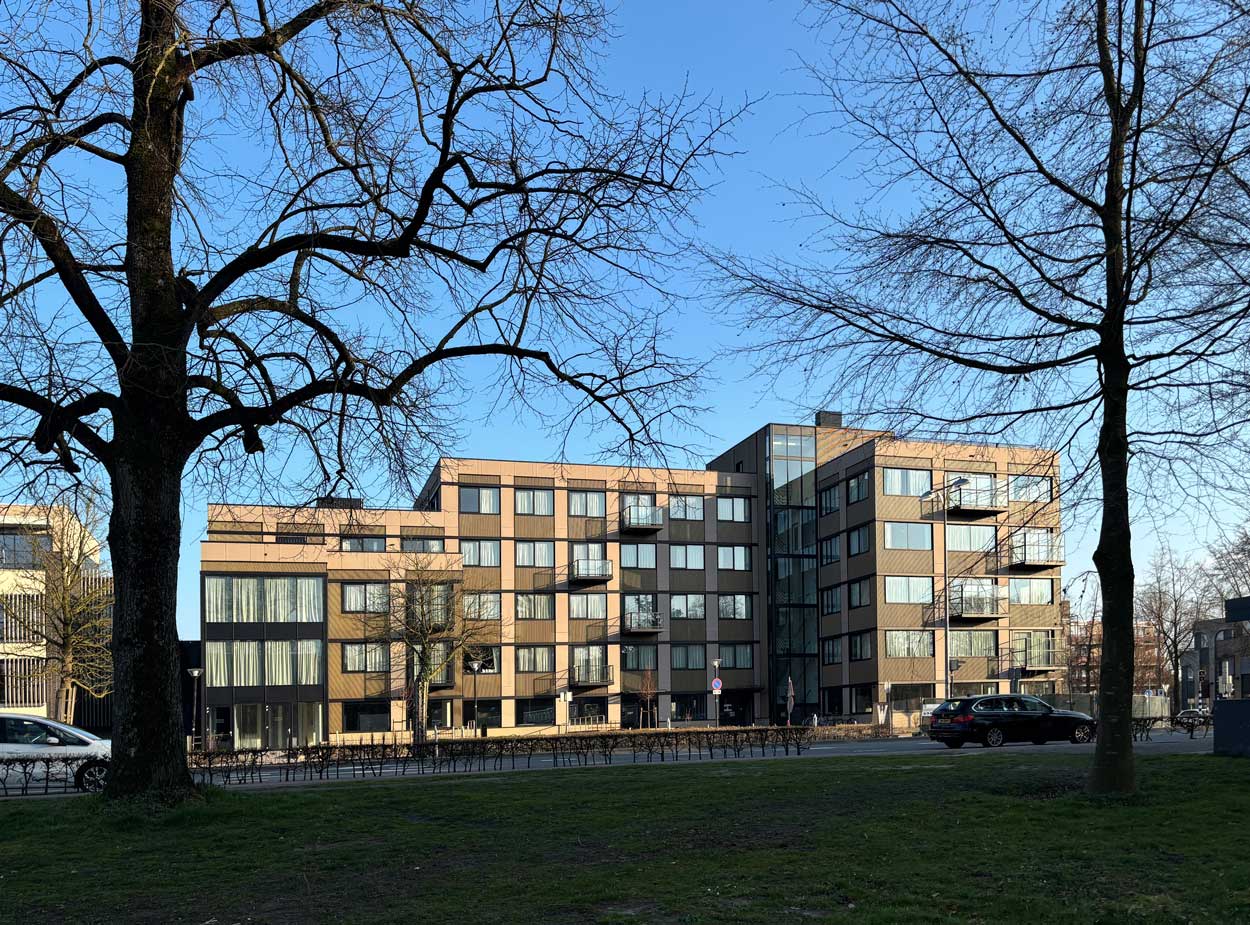 https://www.heyligersarchitects.nl/wp-content/uploads/2023/10/3BHSTAD-overkant-straat.jpg