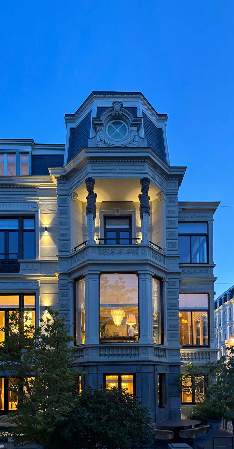 https://www.heyligersarchitects.nl/wp-content/uploads/2025/07/SHK-14-frontaal-hoek-zwart.jpg
